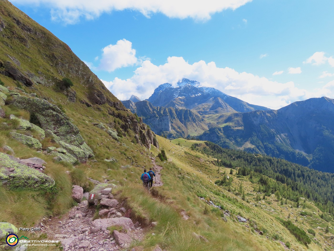 46 In fronte Corno Branchino-Corna Piana, Arera, uno dietro l'altro.JPG